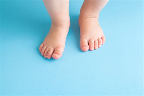 Kedy začať dávať dieťaťu papučky a topánky pri prvých krokoch: praktický sprievodca pre zdravý vývoj nôh